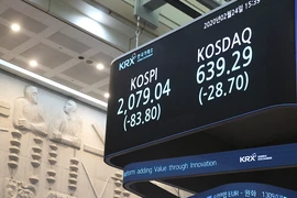 Chỉ số Kospi và Kosdaq tại sàn giao dịch Hàn Quốc giảm gần 4% vào ngày 24-2. Ảnh: KRX