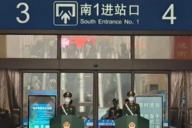 Cảnh sát Trung Quốc làm nhiệm vụ tại nhà ga Vũ Hán (Ảnh chụp ngày 22-2). Ảnh: REUTERS