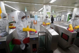Nhân viên y tế làm vệ sinh một ga tàu điện ngầm ở thủ đô Seoul (Hàn Quốc) ngày 1-3. Ảnh: AP