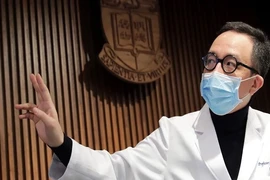 Giáo sư Gabriel Leung từ Đại học Hong Kong nói rằng COVID-19 hiện nay có thể gọi là đại dịch toàn cầu. Ảnh: SOUTH CHINA MORNING POST