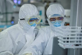 Một nhóm chuyên gia y tế trong phòng thí nghiệm của ĐH Seoul (Hàn Quốc) ngày 1-3. Ảnh: AFP 
