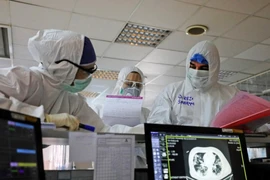 Bác sĩ trong một phòng cách ly bệnh nhân COVID-19 ở Tehran ngày 1-3. Ảnh: AFP