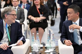 Tỉ phú Bill Gates (trái) và Tỉ phú Trung Quốc Jack Ma (phải) gặp nhau ở Bắc Kinh hồi tháng 11-2018. Ảnh: AP