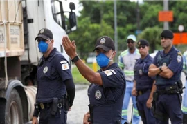 Cảnh sát phong tỏa đường vào TP Santos, bang Sao Paulo ngày 22-3 trong chiến dịch ngăn chặn COVID-19. Ảnh: REUTERS