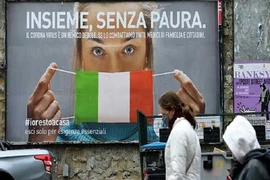 Một tấm poster lớn kêu gọi người dân phải đeo khẩu trang ngừa COVID-19 tại thủ đô Rome, Ý. Ảnh: AFP