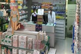 Nhà thuốc của anh Ruiz Lopez ở thủ đô Madrid nói rằng giá cả các mặt hàng như khẩu trang, găng tay... tăng chóng mặt. Ảnh: CNN