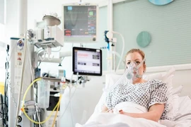 Thiết bị trợ thở mới này do các bác sĩ Đại học London và nhóm kỹ sư thuộc đội đua F1 của Mercedes thiết kế và chế tạo. Ảnh: THE GUARDIAN 
