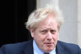 Thủ tướng Anh Boris Johnson dù đang phải cách ly vẫn quyết liệt chỉ đạo chống COVID-19. Ảnh: REUTERS
