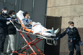 Một bệnh nhân COVID-19 trẻ tuổi đang được vào Bệnh viện Bronxcare ở TP New York, Mỹ ngày 2-4. Ảnh: CNBC