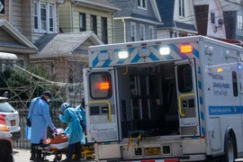 Nhân viên y tế di chuyển một bệnh nhân COVID-19 ở TP New York, Mỹ ngày 6-4. Ảnh: REUTERS