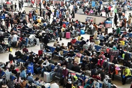 Người dân Vũ Hán chờ rời khỏi thành phố hôm 8-4. Ảnh: REUTERS