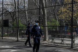 Nhân viên cảnh sát tuần tra khu vực Công viên Saint Vartan ở quận Manhattan, TP New York. Ảnh: THE NEW YORK TIMES
