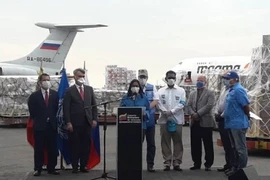 Phó Tổng thống Venezuela, bà Delcy Rodriguez đang phát biểu cảm ơn lô hàng viện trợ của LHQ, WHO, PAHO và Nga. Ảnh: TELESUR