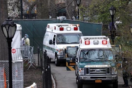 Xe cấp cứu bên ngoài một bệnh viện dã chiến tại Công viên trung tâm TP New York hôm 8-4. Ảnh: REUTERS