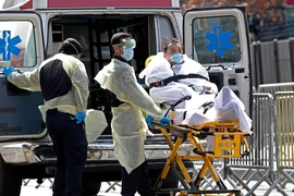 Một bệnh nhân COVID-19 được đưa đến bệnh viện Elmhurst thuộc bang New York, Mỹ ngày 7-4. Ảnh: REUTERS