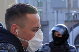 Người dân Nga đeo khẩu trang ở thủ đô Moscow ngày 13-4. Ảnh: TASS