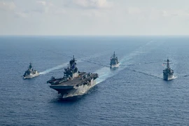 Ba tàu USS America, USS Barry và USS Bunker HIll (Mỹ) đã diễn tập chung với tàu HMAS Parramatta (Úc) ở biển Đông. Ảnh: BỘ QUỐC PHÒNG ÚC
