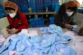 Công nhân sản xuất khẩu trang ở TP Hàm Đan, Trung Quốc (Ảnh chụp ngày 22-4). Ảnh: REUTERS