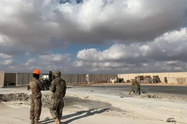 Binh sĩ Mỹ dọn dẹp đống đổ nát tại căn cứ không quân Ayn al-Asad (tây Iraq) sau khi căn cứ này hứng tên lửa Iran nã sang. Ảnh: AFP