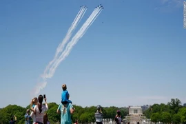 Bất chấp cảnh báo về COVID-19, người dân thủ đô Washington DC (Mỹ) ra ngoài theo dõi màn trình diễn máy bay hôm 2-5. Ảnh: CNN