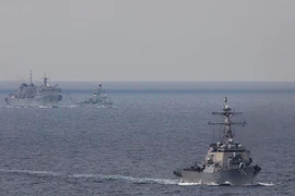 Tàu khu trục USS Donald Cook (trước), tàu hậu cần USNS Supply của Hải quân Mỹ (trái) và tàu khu trục HMS Kent của Hải quân Hoàng gia Anh (phải) trong hoạt động ở biển Barents hôm 4-5. Ảnh: Hải quân Mỹ