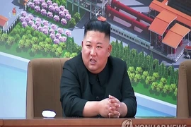 Hình ảnh nhà lãnh đạo Triều Tiên Kim Jong-un tham dự lễ khánh thành một nhà máy phân bón ở nước này hôm 1-5. Ảnh: YONHAP