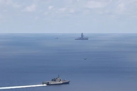 Tàu USS Montgomery thực hiện hoạt động tự do hàng hải gần tàu khoan dầu West Capella của Malaysia hôm 7-5. Ảnh: HẢI QUÂN MỸ