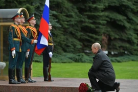 Tổng thống Vladimir Putin thăm đài tưởng niệm chiến tranh ngoài điện Kremlin hôm 9-5. Ảnh: REUTERS