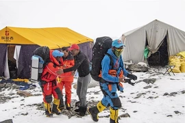 Đoàn leo núi Trung Quốc rời trạm dừng chân ở độ cao 6.500 m hôm 10-5. Ảnh: TÂN HOA XÃ