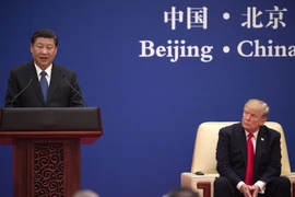 Tổng thống Donald Trump (phải) và Chủ tịch Tập Cận Bình (trái) trong một sự kiện doanh nghiệp ở Bắc Kinh hồi tháng 11-2017. Ảnh: REUTERS