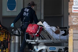 Nhân viên y tế di chuyển bệnh nhân COVID-19 ở TP New York, Mỹ ngày 15-5. Ảnh: CNN