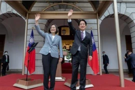 Bà Thái Anh Văn và cấp phó của mình trong buổi lễ nhậm chức sáng 20-5. Ảnh: REUTERS