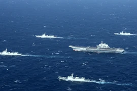 Tàu sân bay Liêu Ninh của Trung Quốc tập trận cùng các tàu hộ tống trên Biển Đông hồi năm 2017. Ảnh: AFP