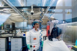 Chuyên gia hàng đầu Viện Virus học Vũ Hán - bà Thạch Chánh Lệ (trái) trong siêu phòng thí nghiệm an toàn sinh học cấp độ 4 (Ảnh chụp năm 2017). Ảnh: AFP