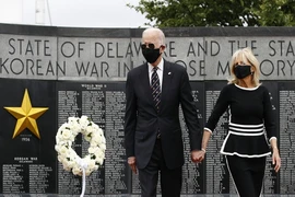 Cựu Phó Tổng thống, Ứng viên Tổng thống đảng Dân chủ Joe Biden và Phu nhân Jill Biden đến đặt vòng hoa tại đài tưởng niệm cựu binh của bang Delaware hôm 25-5. Ảnh: AP