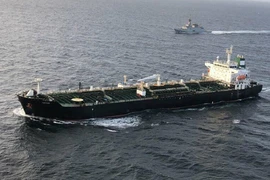 Quân đội Venezuela cử tàu tuần tra hộ tống các tàu dầu Iran cập cảng. Ảnh: IRNA
