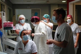 Nhân viên y tế ở một bệnh viện thuộc thủ đô Paris, Pháp ngày 23-4. Ảnh: AFP
