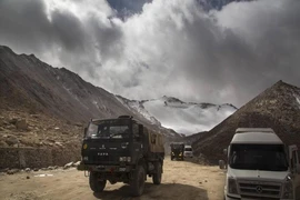 Một chiếc xe tải của quân đội Ấn Độ băng qua đèo Chang la gần hồ Pangong ở Ladakh vào ngày 14-92018.