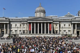 Người biểu tình ở Anh tập trung ở Quảng trường Trafalgar thuộc thủ đô London ngày 31-5. Ảnh: REUTERS