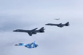Máy bay Su-27 (phía gần) và máy bay Mig-29 (phía xa) của Ukraine diễn tập chung với hai máy bay B-1B của Mỹ ở biển Đen. Ảnh: KHÔNG QUÂN UKRAINE