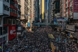 Một cuộc tuần hành lớn của người biểu tình Hong Kong hồi tháng 11-2019. Ảnh: CNN