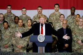Tổng thống Trump dặn dò quân đội Mỹ, với Tổng thống Afghanistan Ashraf Ghani ngồi đằng sau tại Căn cứ Không quân Bagram ngày 28-11-2019. 