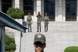Những người lính Triều Tiên nhìn về khu vực phi quân sự (DMZ) ngăn cách hai miền Triều Tiên và Hàn Quốc, ngày 28-8-2019.