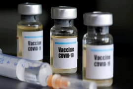 Các chai thuốc được dán nhãn "Vaccine COVID-19" và ống tiêm y tế được chụp vào ngày 10-4-2020. 