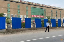 Một nhân viên an ninh kiểm tra khu vực chợ đầu mối Tân Phát Địa ở thủ đô Bắc Kinh (Trung Quốc). Ảnh: REUTERS