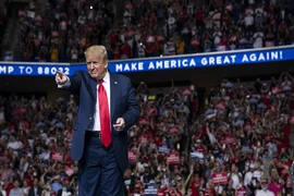 Tổng thống Mỹ Donald Trump trong buổi gặp gỡ người ủng hộ của mình tại TP Tulsa, bang Oklahoma tối ngày 20-6. Ảnh: AP