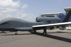 Một máy bay trinh sát không người lái RQ-4A Global Hawk đỗ tại căn cứ không quân bang California vào tháng 7-2016. Ảnh: KHÔNG QUÂN MỸ