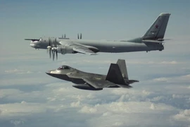 Máy bay trinh sát Tu-142 của Nga (trên cùng bên phải) bị Mỹ chặn gần bờ biển Alaska.