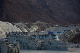 Công trình thi công đập Jiacha của Trung Quốc ở Tây Tạng (Ảnh chụp vào tháng 10-2018). Ảnh: REUTERS