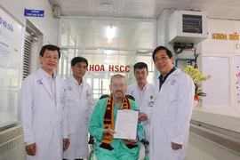 Bệnh nhân 91 được trao giấy chứng nhận xuất viện. Ảnh: BỆNH VIỆN CHỢ RẪY.